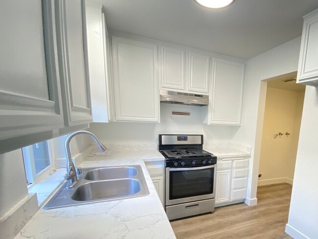 Building Photo - Coming Soon! Beautiful 2 bed 2.5 Bath, New... Rental