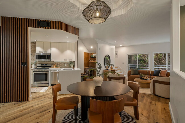 Building Photo - 1160 Granville Ave Unit Brentwood condo