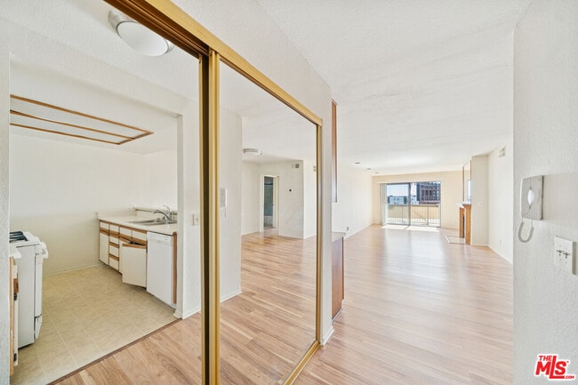 Photo - 1519 N Martel Ave Unit 204