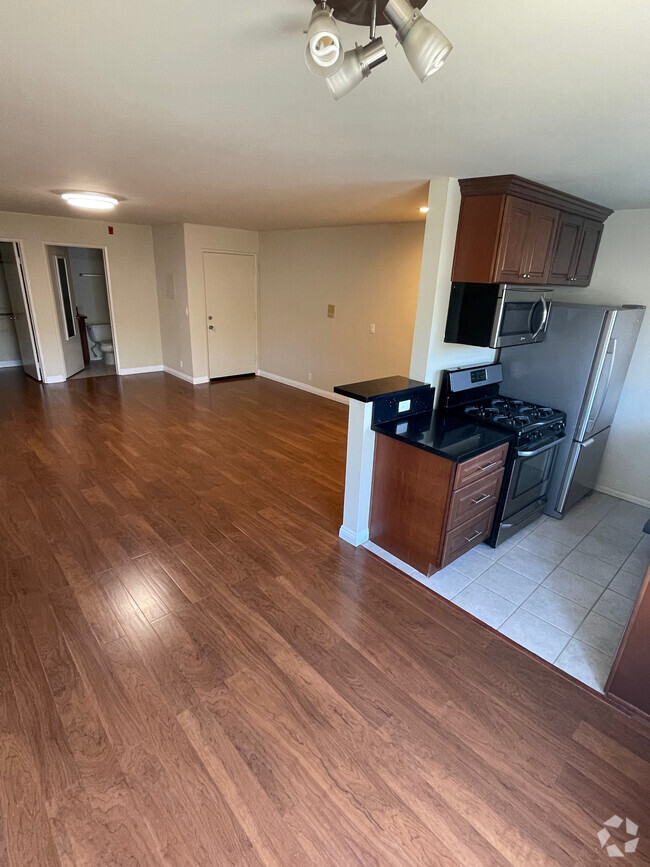Building Photo - 1340 N Curson Ave Unit 108 Rental