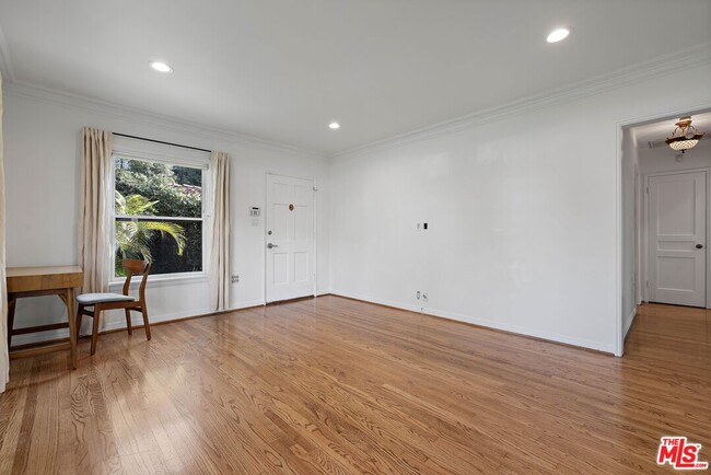 Photo - 8948 Burton Way