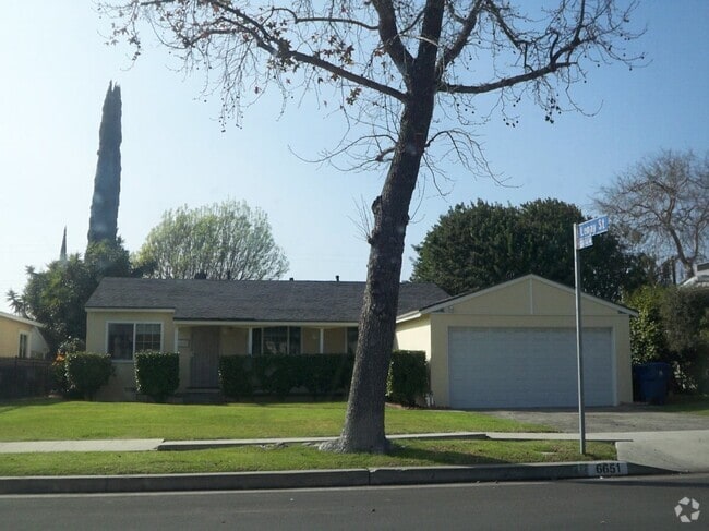 Building Photo - Great home with gorgeous hardwood floors!!