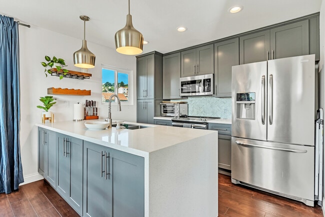 Kitchen - 5653 Riley St Unit 102