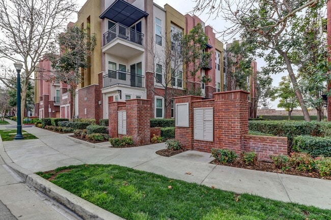 Photo - 706 W 1st St Condo