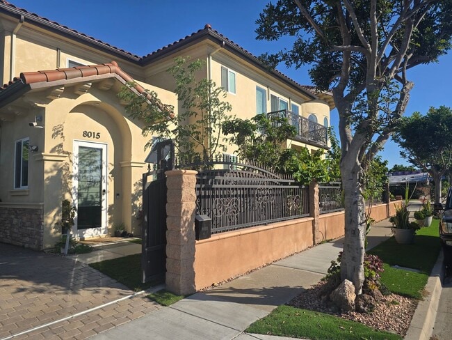 Building Photo - Fully Furnished 2 Bed, 2 Bath Townhome – 5...