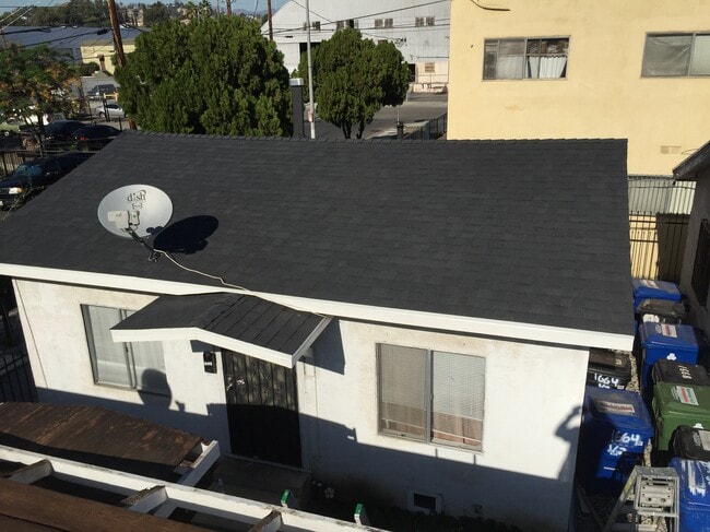 Building Photo - 1660 1/2 Murchison St Unit 1660 HALF