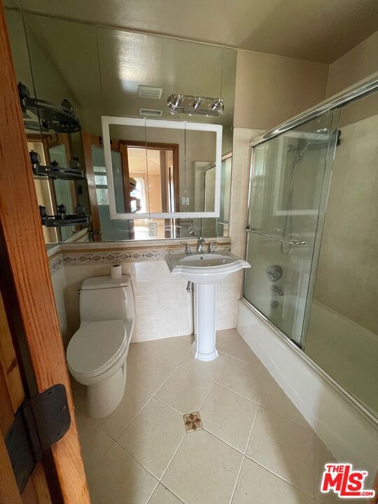 Photo - 8503 Lilienthal Ave