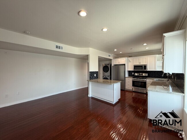 Building Photo - 332 S Virgil Ave Rental