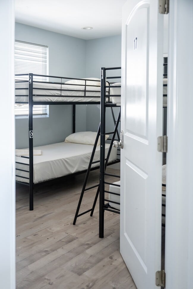 Photo - 1635 E 33rd St