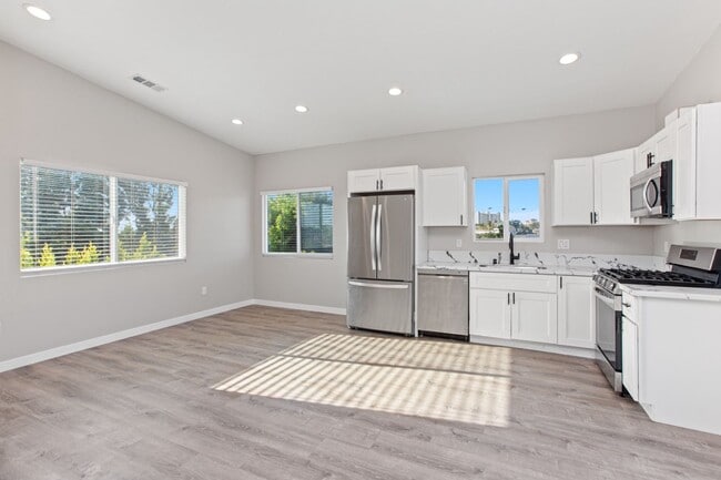 Building Photo - Private balcony + private patio!