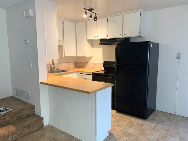 Building Photo - 2BR/1BA Townhome with pool in Penasquitos Villas