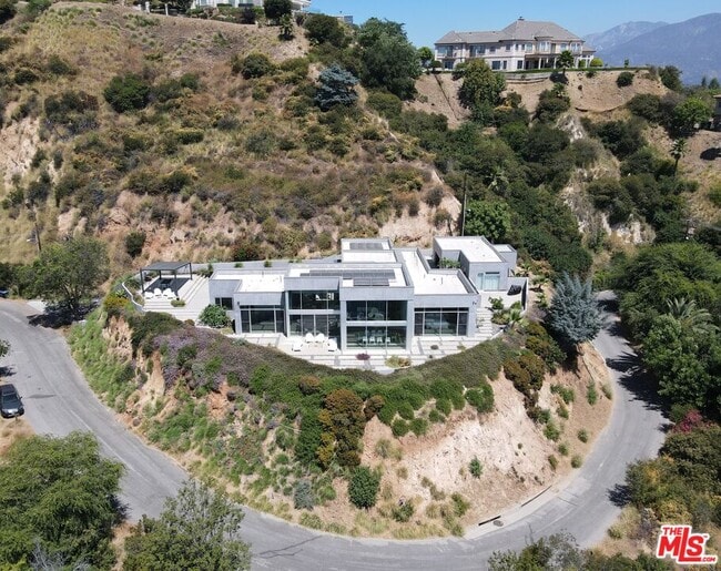 Photo - 1565 Glen Oaks Blvd House