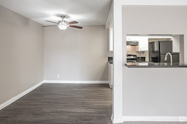 2BR, 1BA - 950SF - Dining Room - Country Hills Apartment Homes