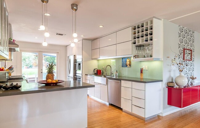 Photo - 727 W Hillcrest Blvd