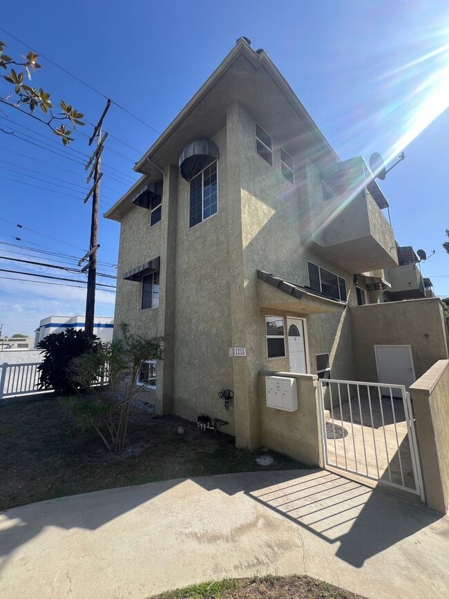 Building Photo - 1218 Portola Ave Unit A