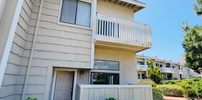 Building Photo - Sun-Drenched Tri-Level Townhome Just Minutes from UCSD & Westfield UTC!