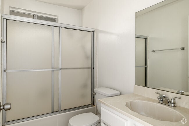1BR, 1BA - 850-900SF - Bathroom - City View Apartments