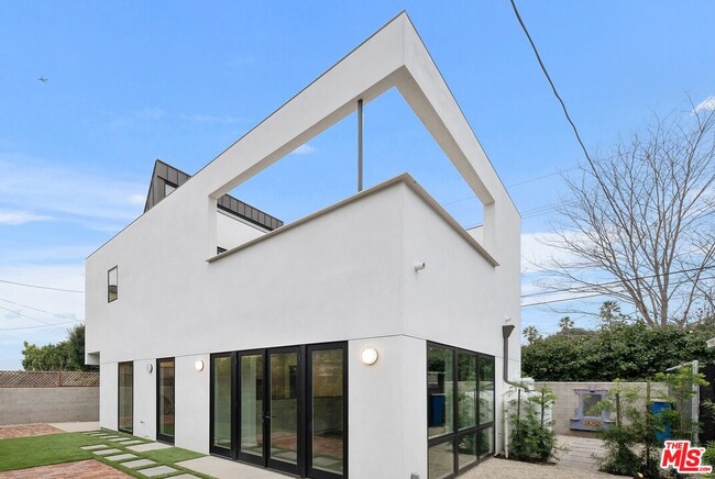 Building Photo - 15322 De Pauw St