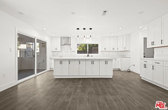 Photo - 6257 Lindley Ave