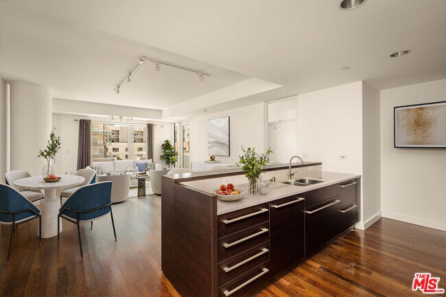 Building Photo - 6250 Hollywood Blvd Unit 10J Rental