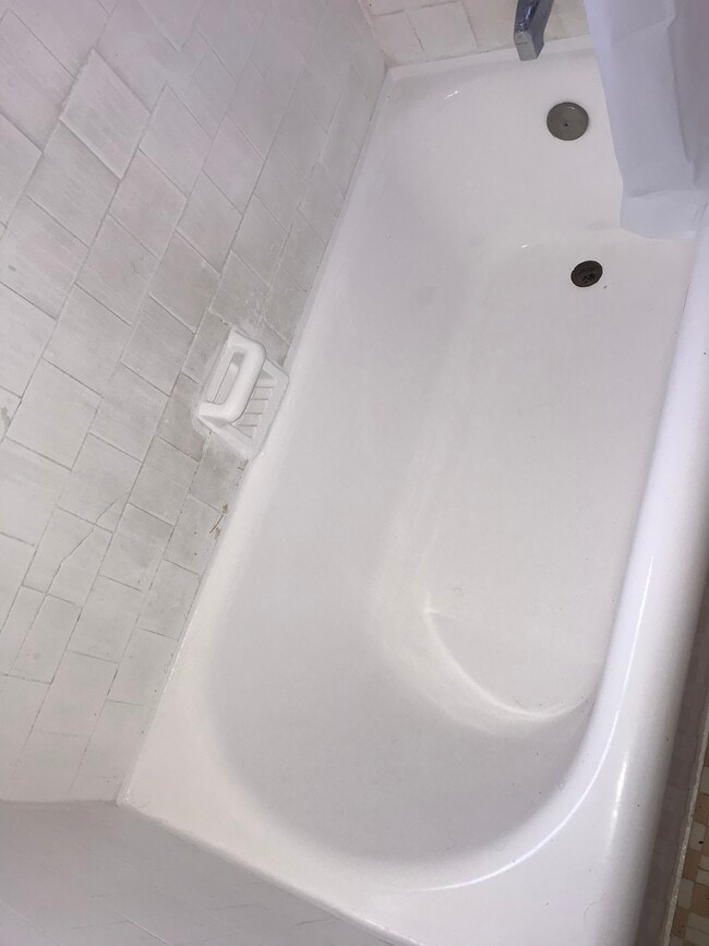 Full size tub - 4156 Rosewood Ave Unit 9