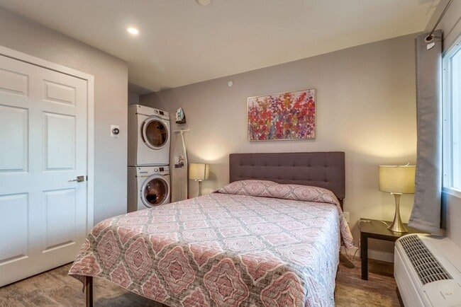 Building Photo - Your Perfect Home Near the Bay / Beach! Unit 3