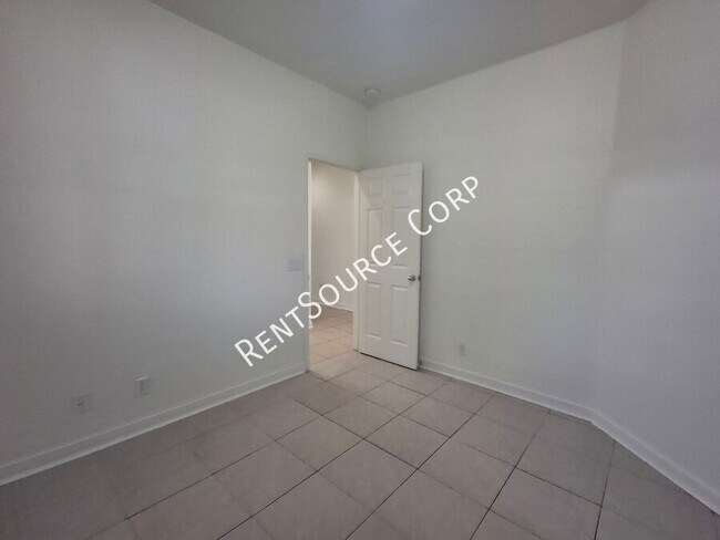 Photo - 1114 Cambridge Ct