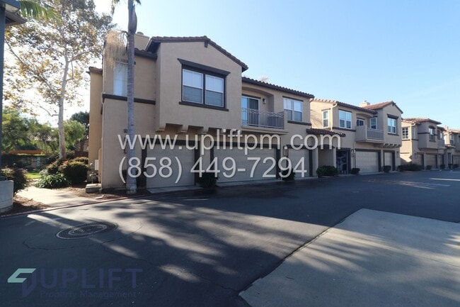 Building Photo - 4 Bed 2.5 Bath Townhouse in Oceanside AVAILABLE NOW!