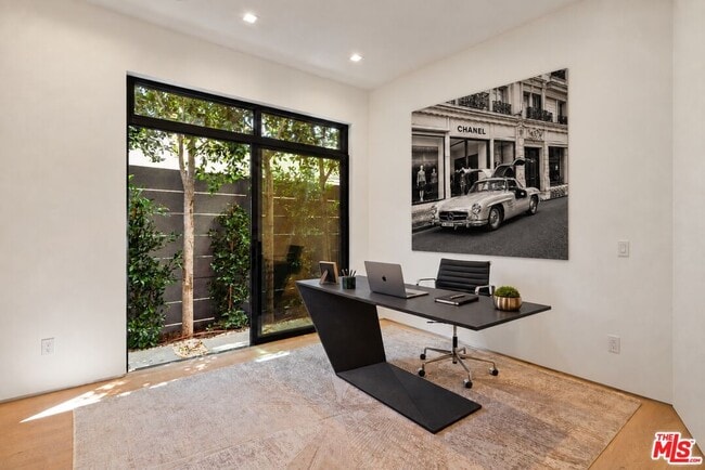 Photo - 1130 N Poinsettia Pl