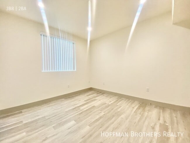 Photo - 4847 Oakwood Ave Unit 216