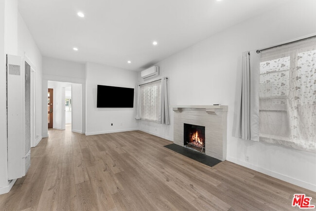 Photo - 33 Wavecrest Ave