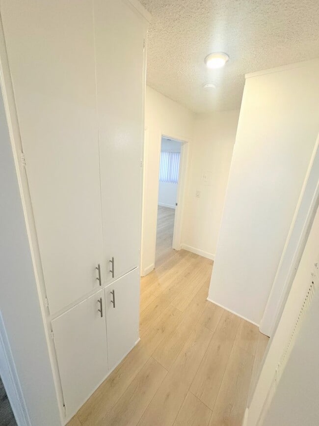 Photo - 3 PEAT - Huge, spacious, enormous - 2BD/2BA with parking. Chatsworth Adjacent! Unit #3