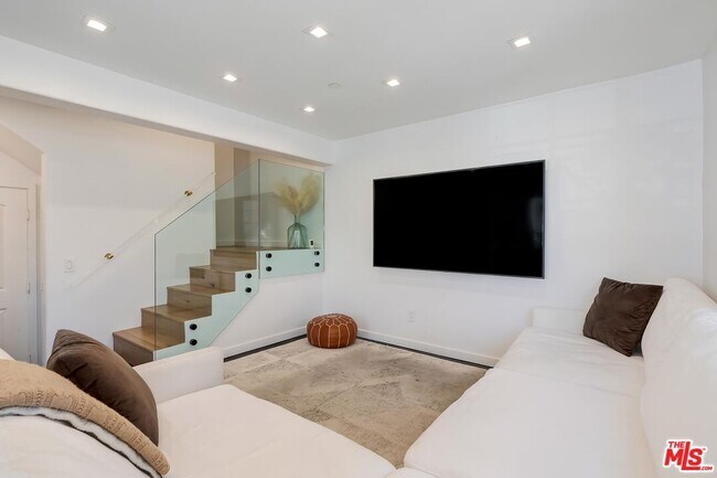 Photo - 1521 S Hayworth Ave Unit 107