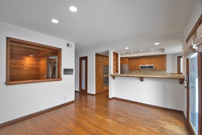 Photo - 472 36th St