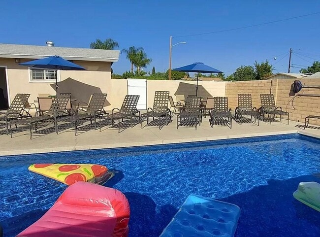 Photo - 9861 Pacific Ave