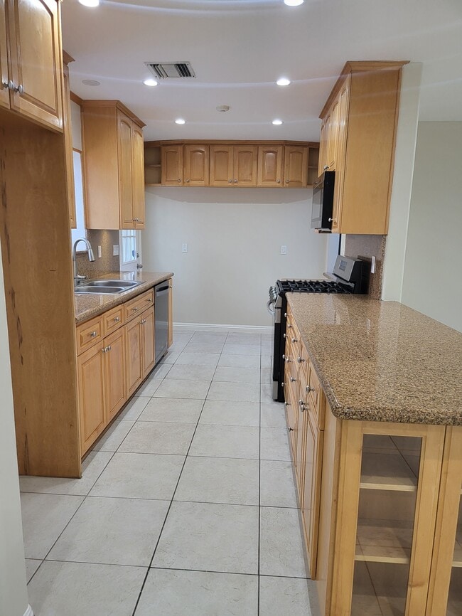 Photo - 17544 Blythe St