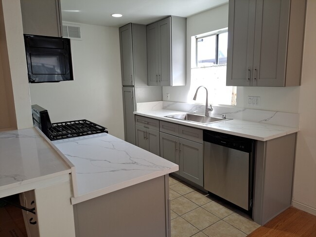 Building Photo - 5232 Wilkinson Ave Unit #3
