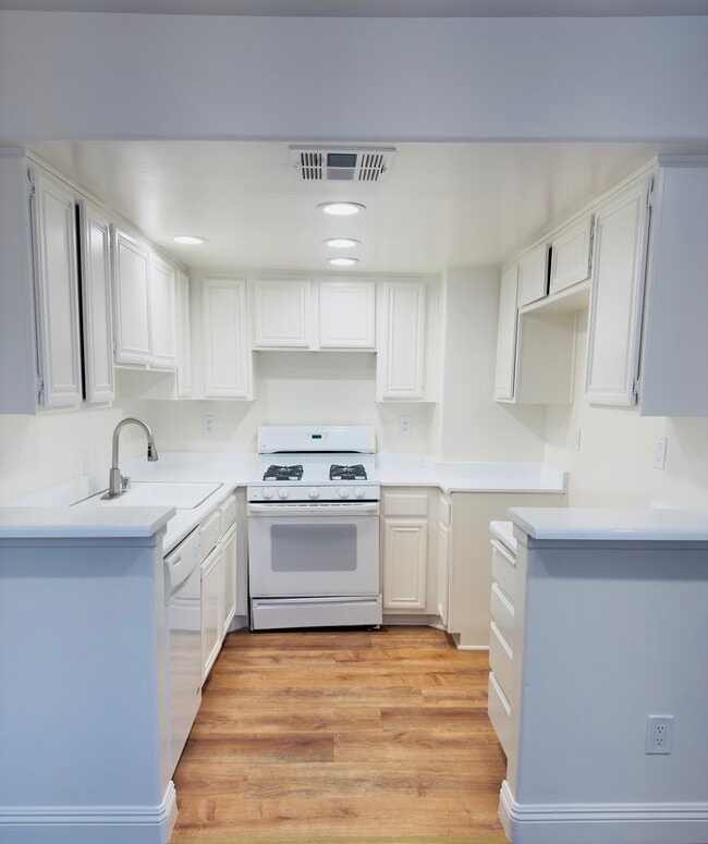 Building Photo - 13022 Riverside Dr Rental