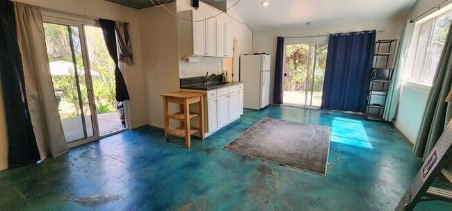 Building Photo - Rarely available Poolside studio cottage!