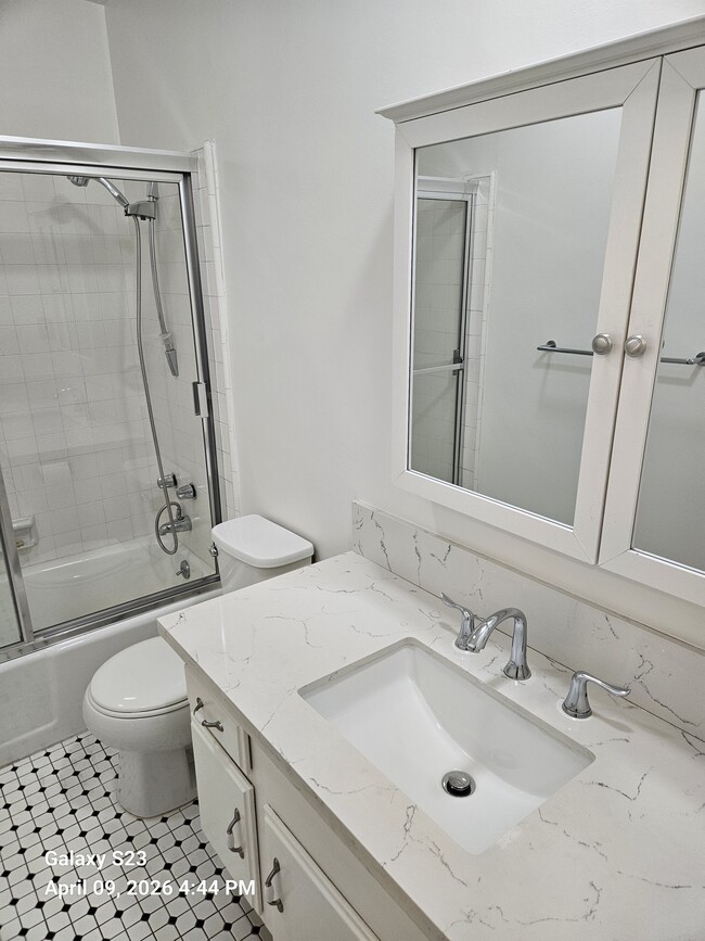 Front bath - 12004 Kling St