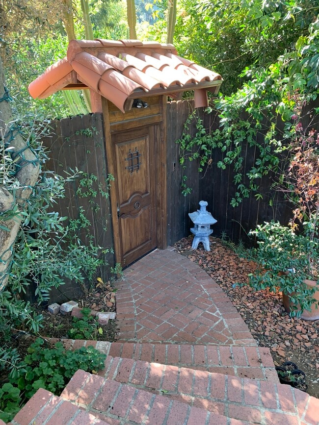 Private Entrance - 7444 Woodrow Wilson Dr Unit Garden Apartment