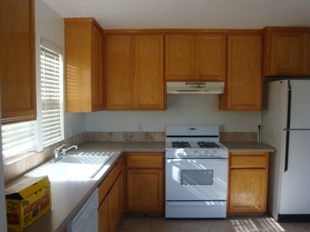 Kitchen - 602 W Carrillo St Unit B