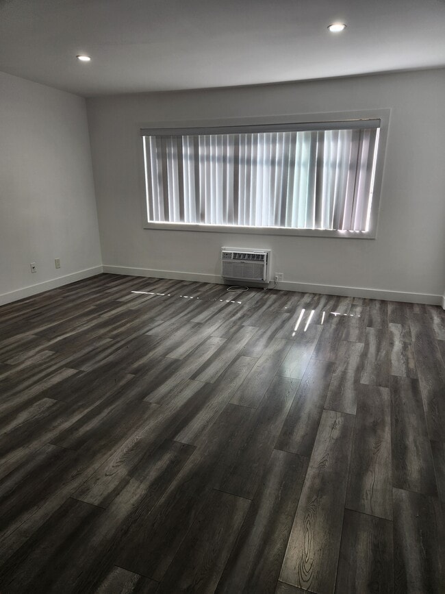 Photo - 210 N Cordova St