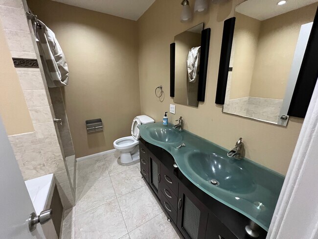 Bath - 7300 Franklin Ave Unit 552