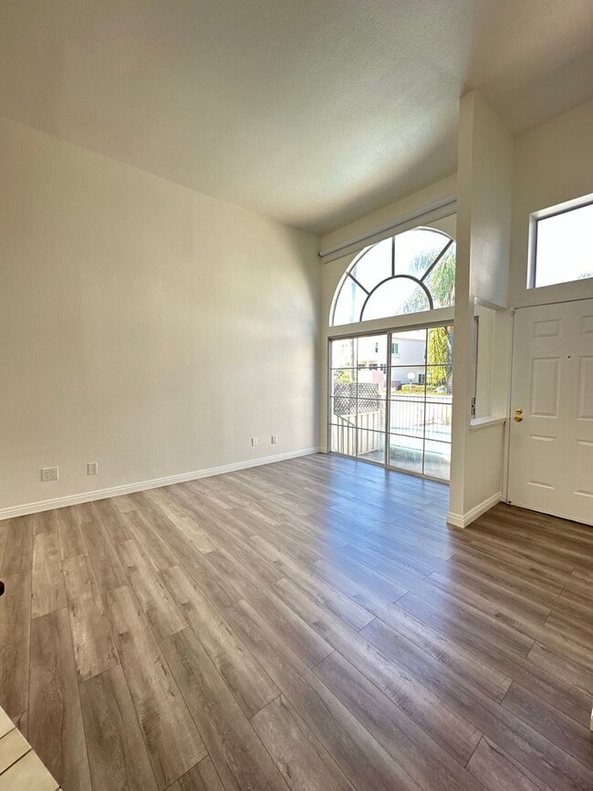 Photo - 5455 Sylmar Ave