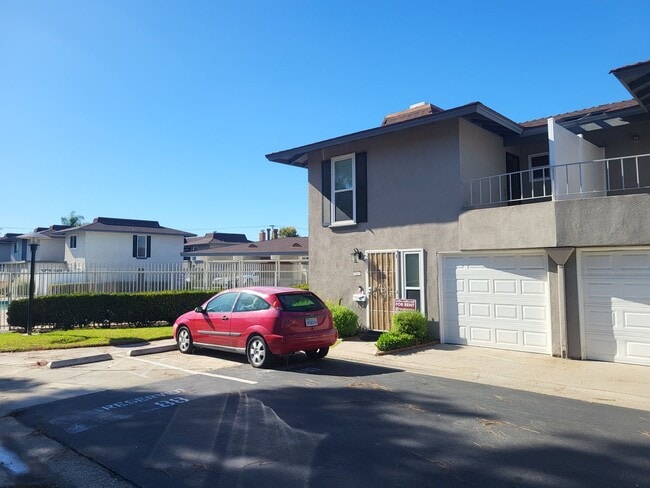 Building Photo - Lovely Cypress townhouse available, garage...