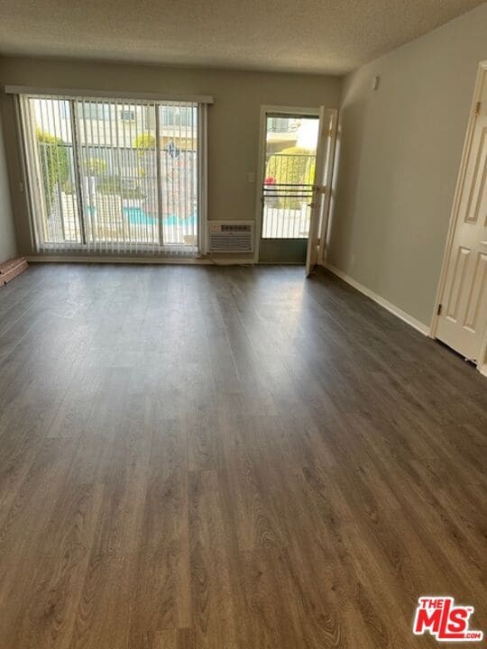 Photo - 12931 Oxnard St