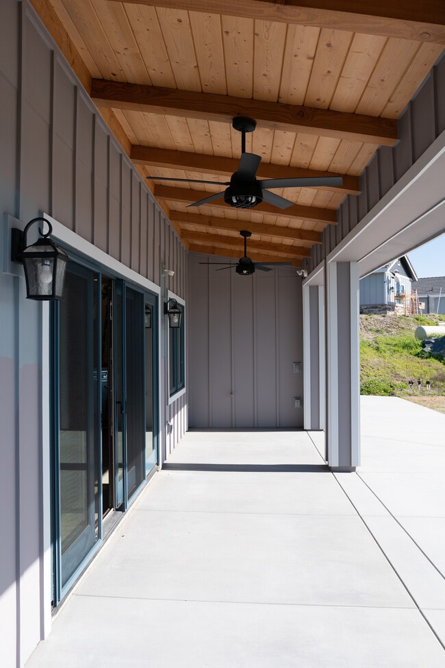 Building Photo - 9941 Los Nidos Ln