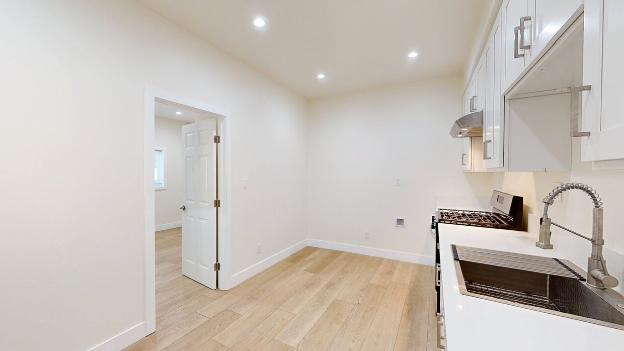 3D Tour - 212 S Reeves Dr Unit 13