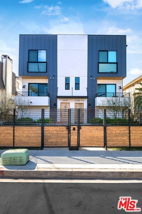 Building Photo - 15328 Weddington St Unit 1